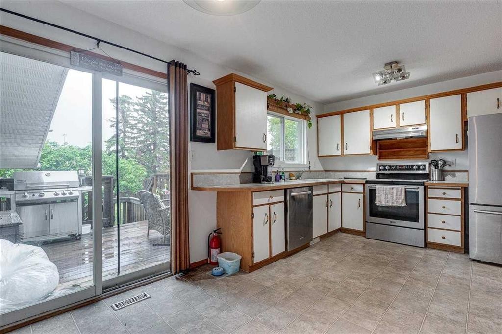 38 Heritage Drive, Lacombe, AB - Indoor Photo Showing Kitchen