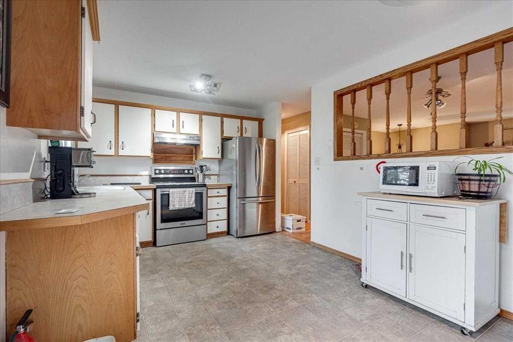 38 Heritage Drive, Lacombe, AB - Indoor Photo Showing Kitchen