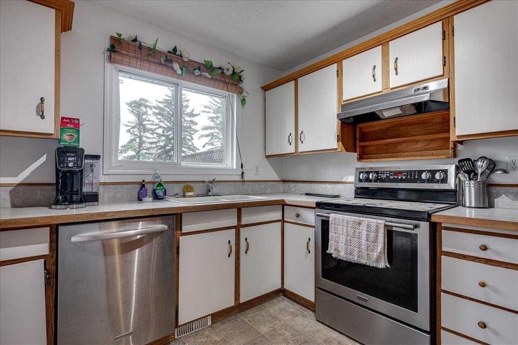 38 Heritage Drive, Lacombe, AB - Indoor Photo Showing Kitchen