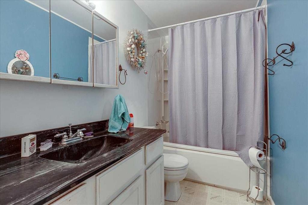 38 Heritage Drive, Lacombe, AB - Indoor Photo Showing Bathroom