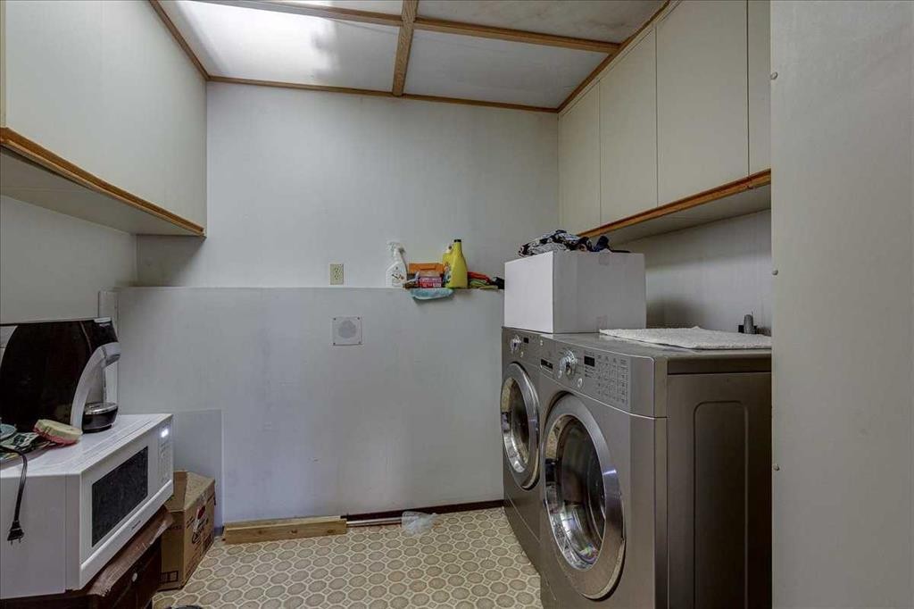 38 Heritage Drive, Lacombe, AB - Indoor Photo Showing Laundry Room