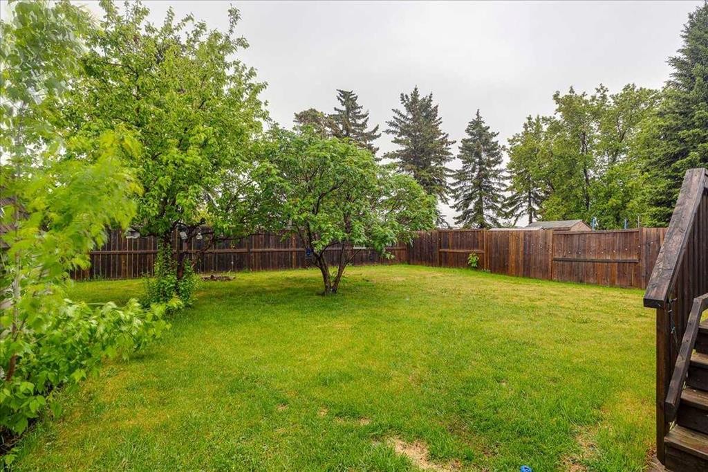 38 Heritage Drive, Lacombe, AB - Outdoor With Backyard