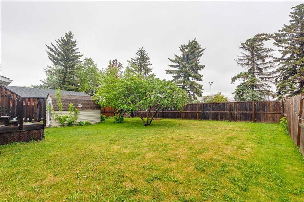 38 Heritage Drive, Lacombe, AB - Outdoor