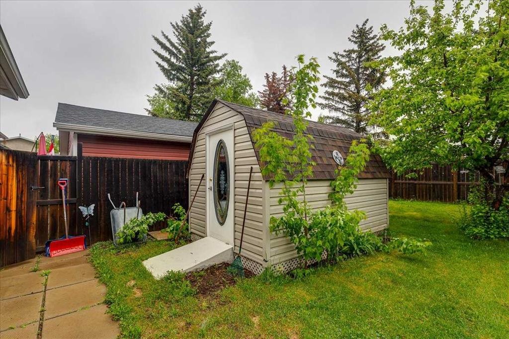 38 Heritage Drive, Lacombe, AB - Outdoor