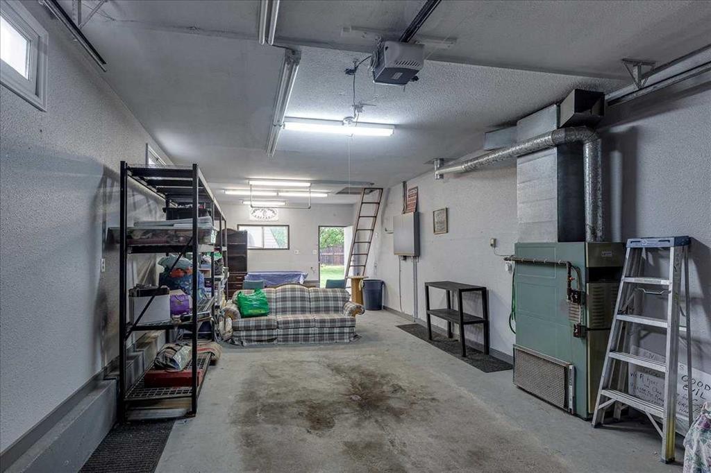 38 Heritage Drive, Lacombe, AB - Indoor Photo Showing Garage