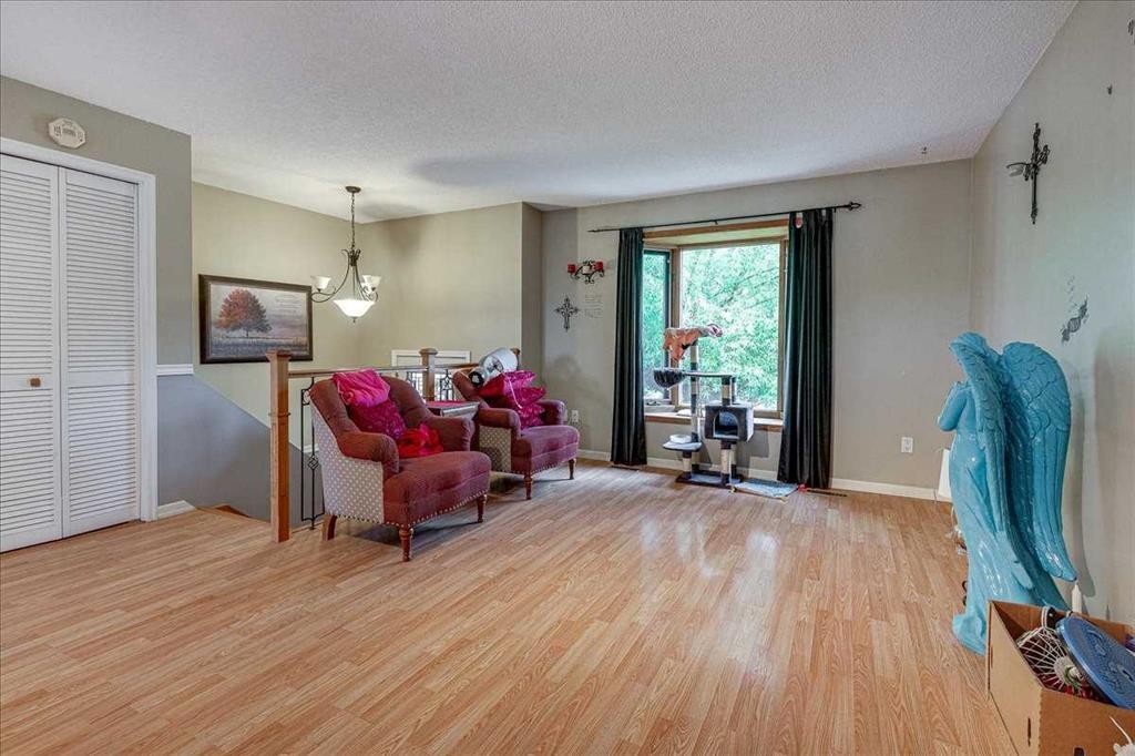 38 Heritage Drive, Lacombe, AB - Indoor Photo Showing Living Room