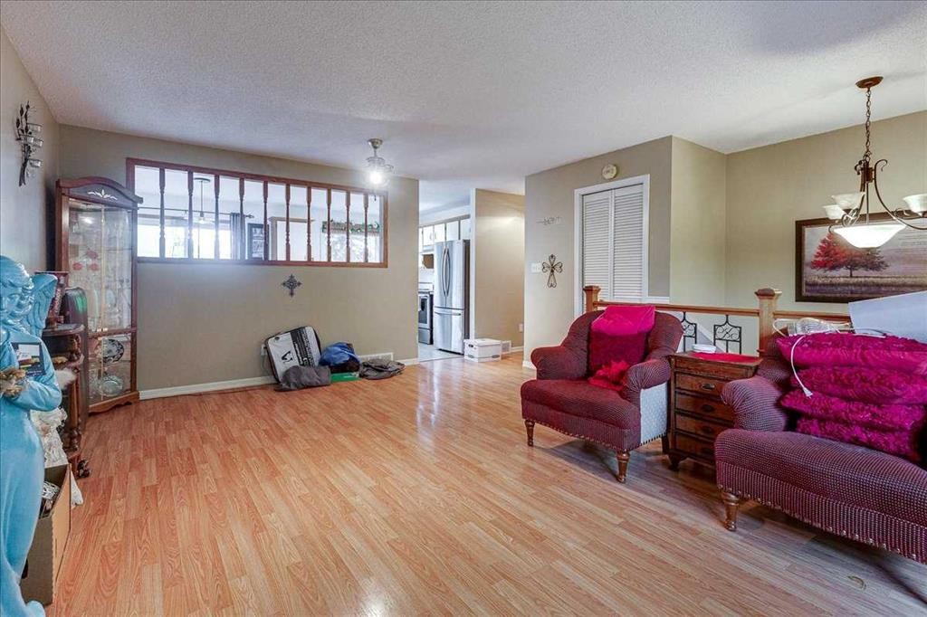 38 Heritage Drive, Lacombe, AB - Indoor Photo Showing Living Room