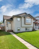 121 Wilkinson Circle Sylvan Lake, AB T4S 2N7