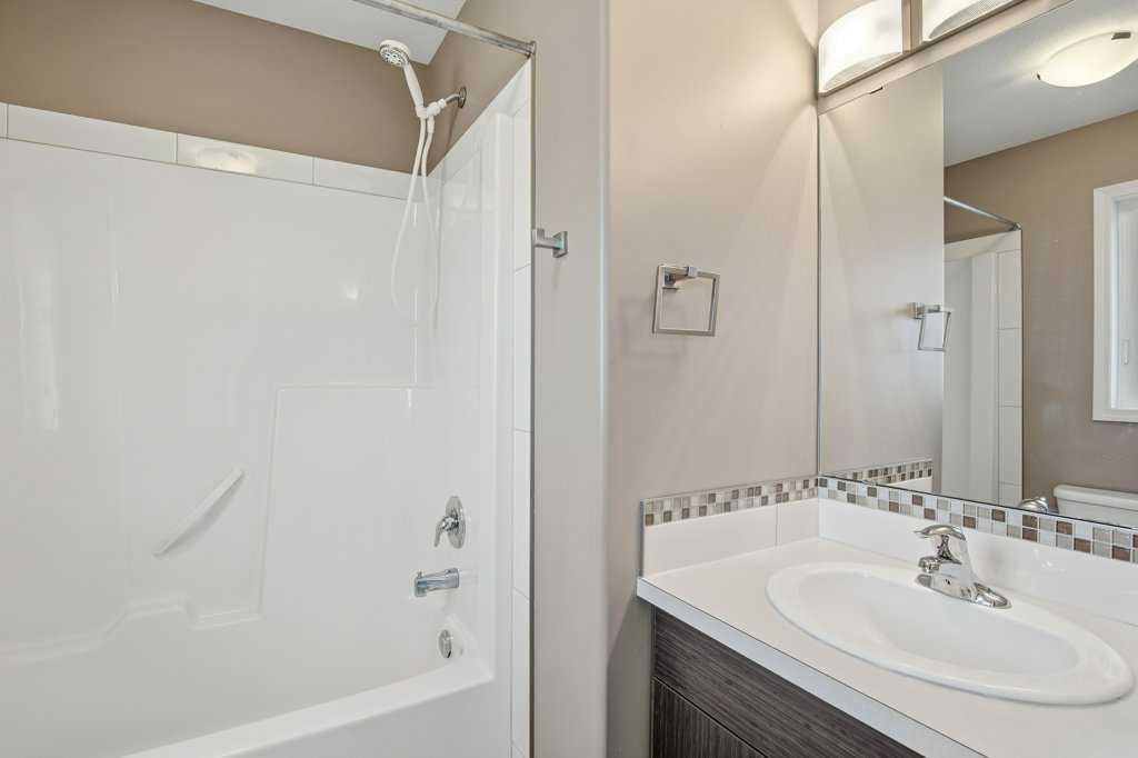 5 Crimson Court, Blackfalds, AB - Indoor Photo Showing Bathroom