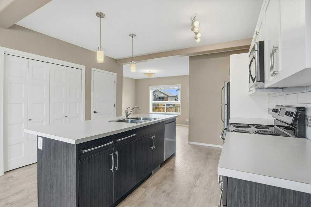 5 Crimson Court, Blackfalds, AB - Indoor Photo Showing Kitchen With Double Sink With Upgraded Kitchen