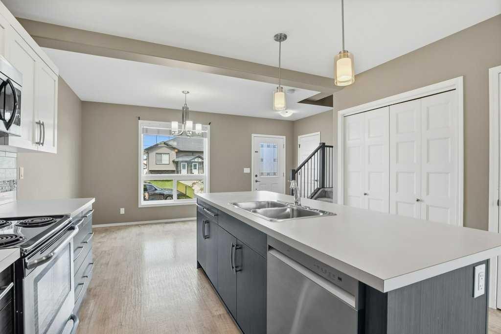 5 Crimson Court, Blackfalds, AB - Indoor Photo Showing Kitchen With Double Sink With Upgraded Kitchen