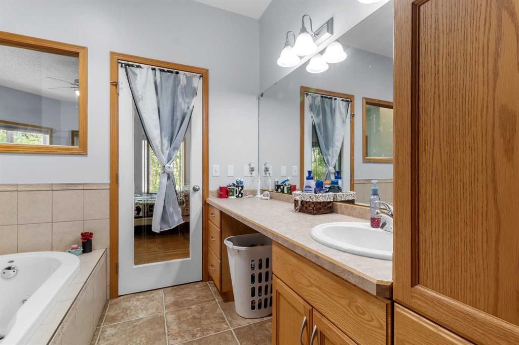 39320-261 Range Road, Rural Lacombe County, AB - Indoor Photo Showing Bathroom