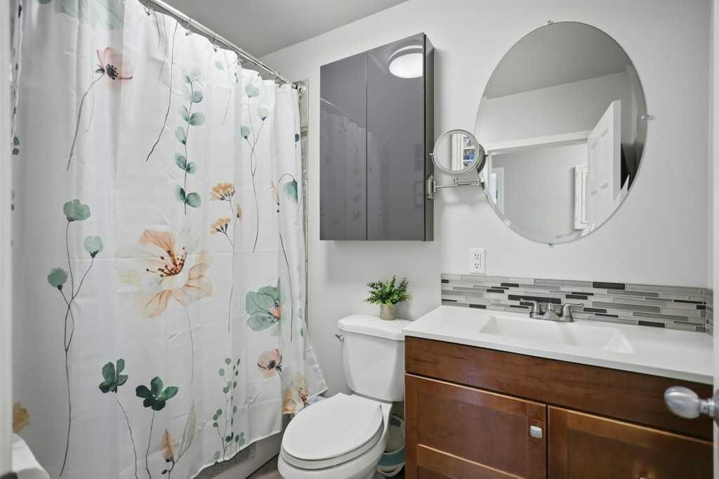 5028 48 Avenue, Caroline, AB - Indoor Photo Showing Bathroom
