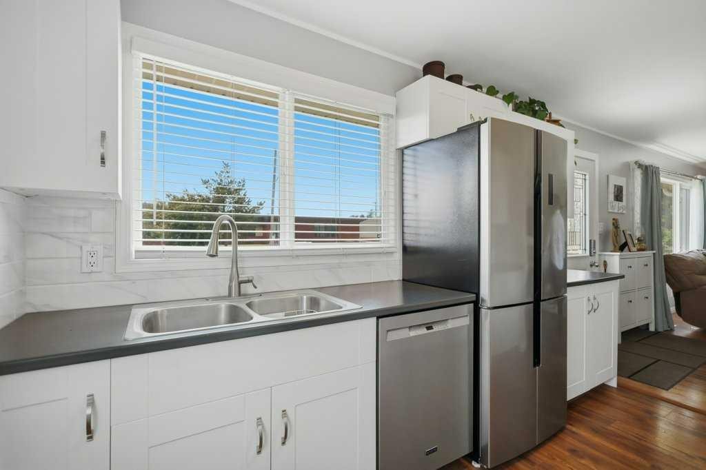 5028 48 Avenue, Caroline, AB - Indoor Photo Showing Kitchen With Double Sink