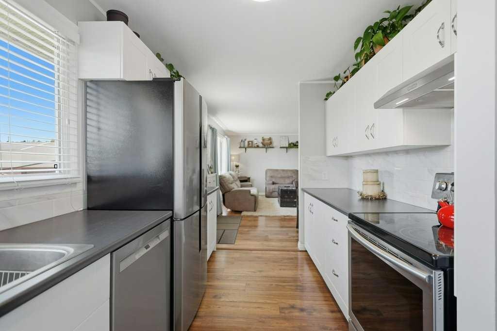 5028 48 Avenue, Caroline, AB - Indoor Photo Showing Kitchen
