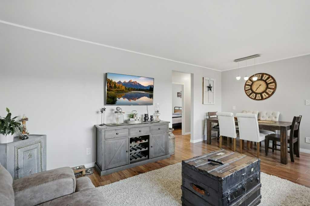 5028 48 Avenue, Caroline, AB - Indoor Photo Showing Living Room