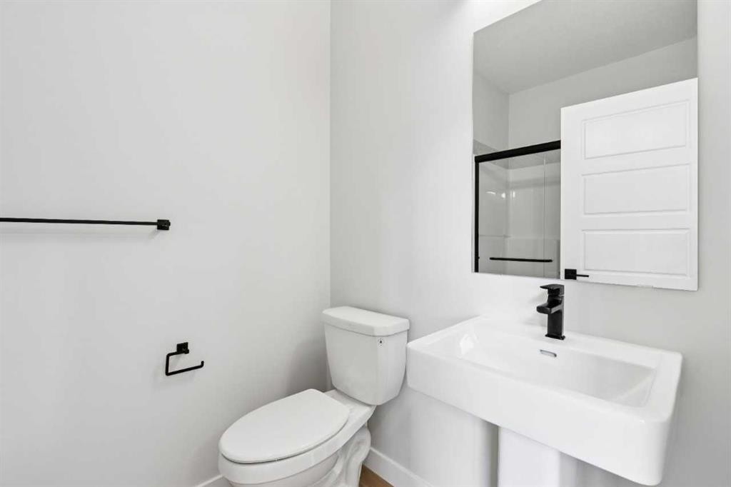102 Bridgeport Landing, Chestermere, AB - Indoor Photo Showing Bathroom