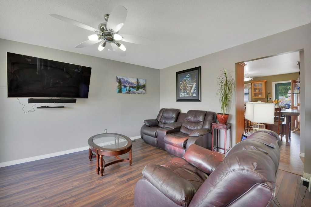 11 Greenham Drive, Red Deer, AB - Indoor Photo Showing Living Room