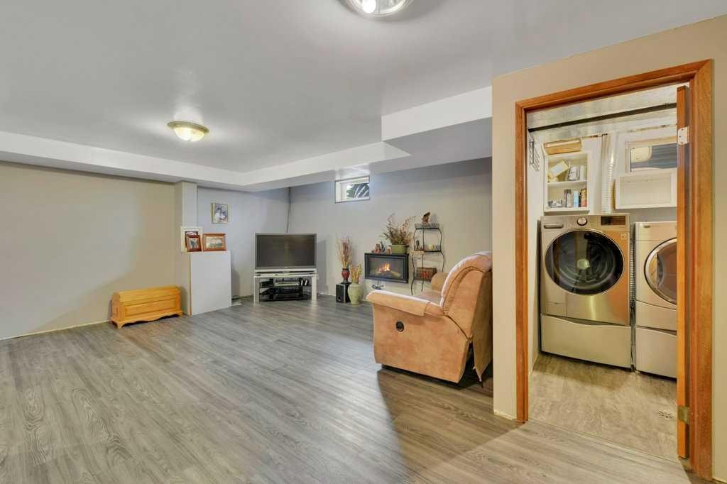 11 Greenham Drive, Red Deer, AB - Indoor Photo Showing Laundry Room