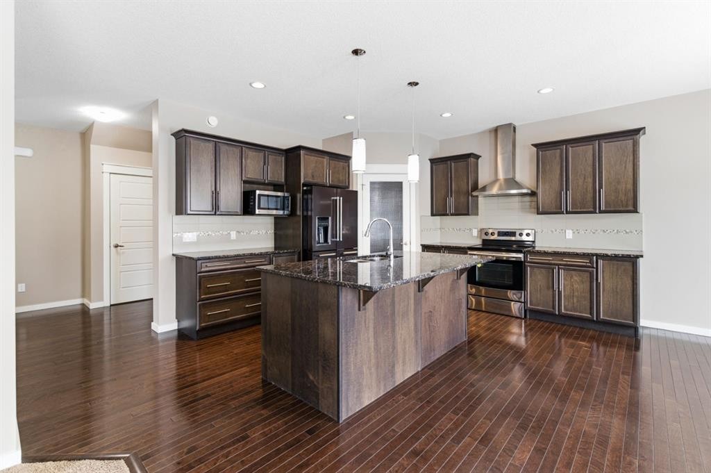 205 Van Slyke Way, Red Deer, AB - Indoor Photo Showing Kitchen With Upgraded Kitchen