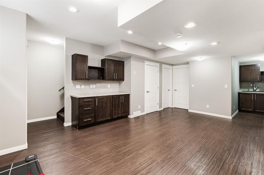 205 Van Slyke Way, Red Deer, AB - Indoor Photo Showing Kitchen