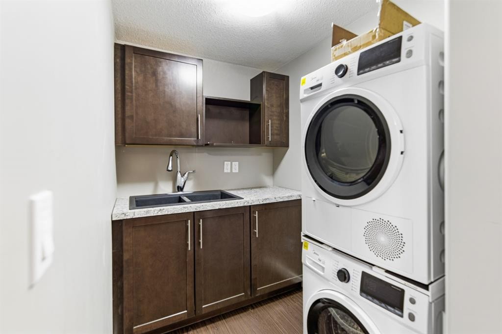 205 Van Slyke Way, Red Deer, AB - Indoor Photo Showing Laundry Room