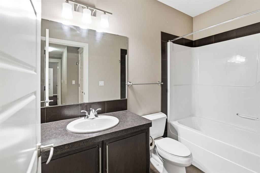 205 Van Slyke Way, Red Deer, AB - Indoor Photo Showing Bathroom