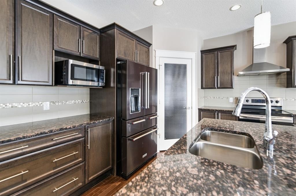 205 Van Slyke Way, Red Deer, AB - Indoor Photo Showing Kitchen With Double Sink With Upgraded Kitchen