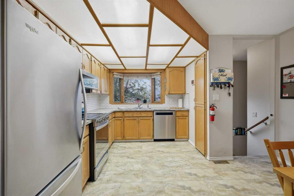 6124 Hamilton Drive, Red Deer, AB - Indoor Photo Showing Kitchen With Stainless Steel Kitchen