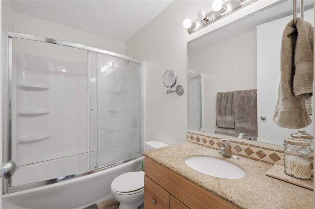 6124 Hamilton Drive, Red Deer, AB - Indoor Photo Showing Bathroom