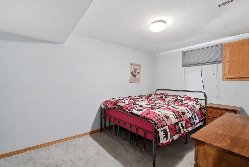 6124 Hamilton Drive, Red Deer, AB - Indoor Photo Showing Bedroom