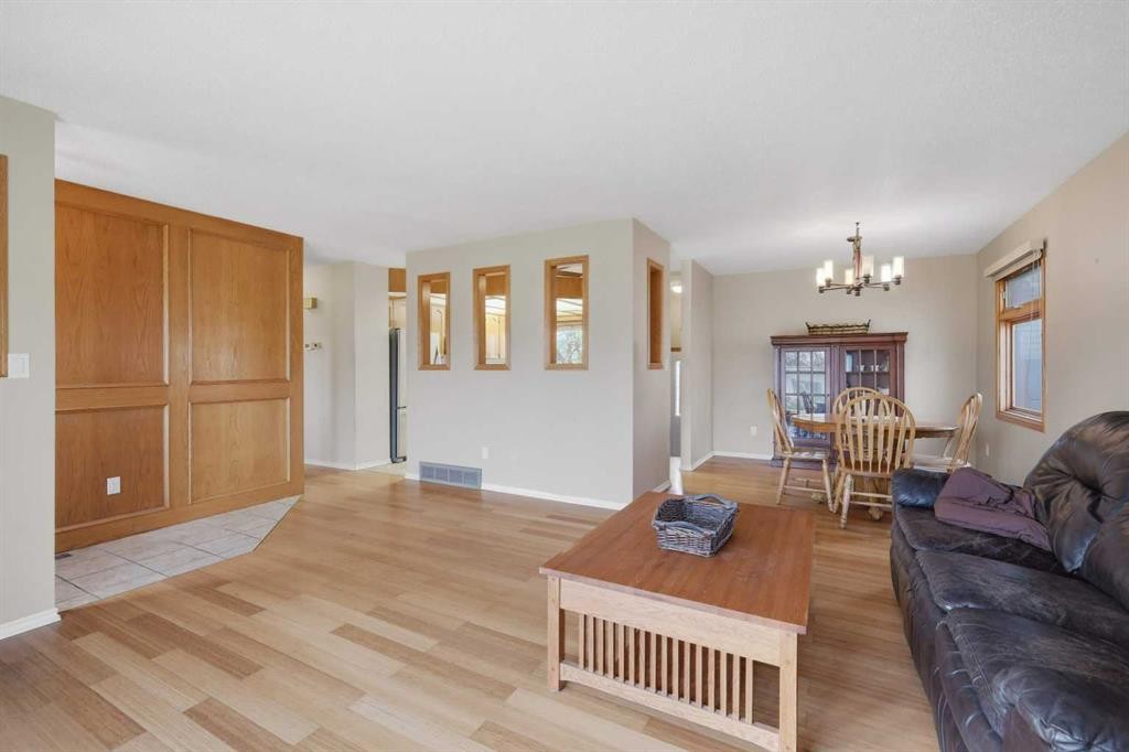 6124 Hamilton Drive, Red Deer, AB - Indoor Photo Showing Living Room