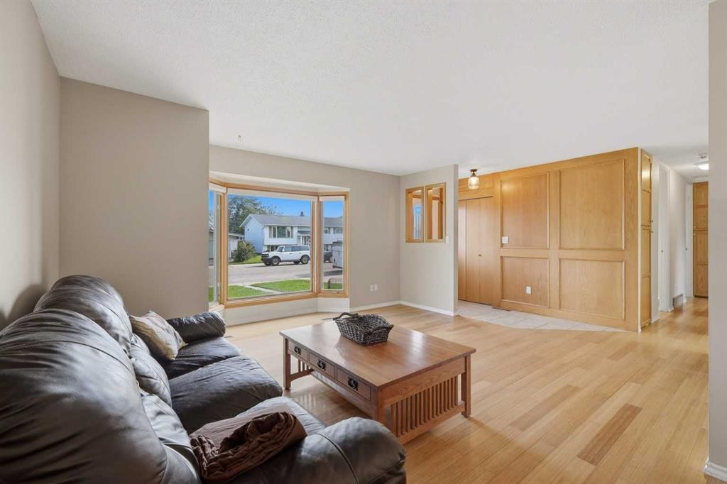 6124 Hamilton Drive, Red Deer, AB - Indoor Photo Showing Living Room