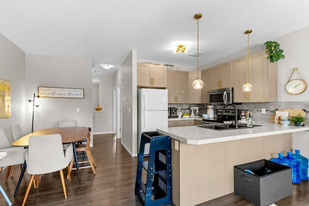 125 Henderson Crescent, Penhold, AB - Indoor Photo Showing Kitchen