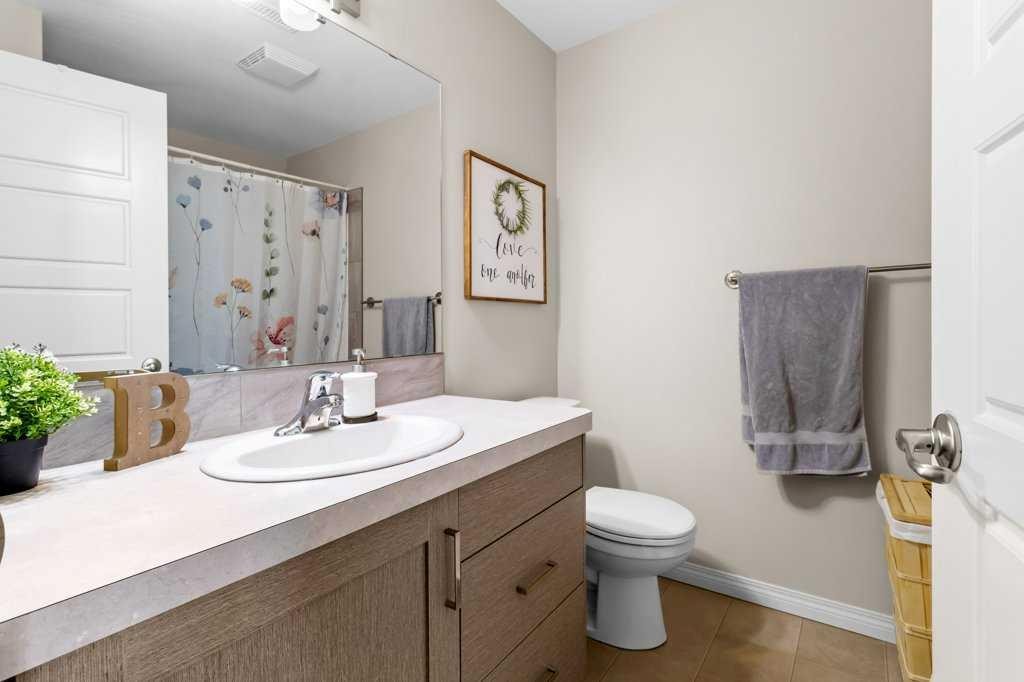 125 Henderson Crescent, Penhold, AB - Indoor Photo Showing Bathroom