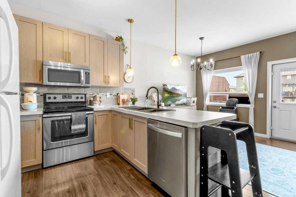 125 Henderson Crescent, Penhold, AB - Indoor Photo Showing Kitchen With Double Sink