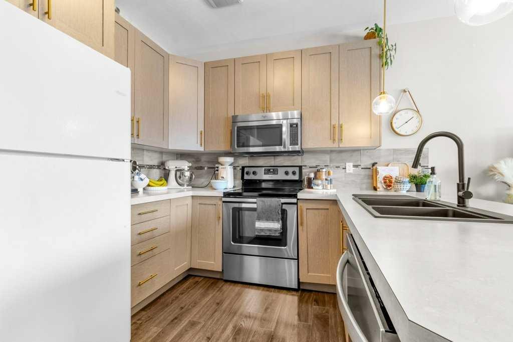 125 Henderson Crescent, Penhold, AB - Indoor Photo Showing Kitchen With Double Sink
