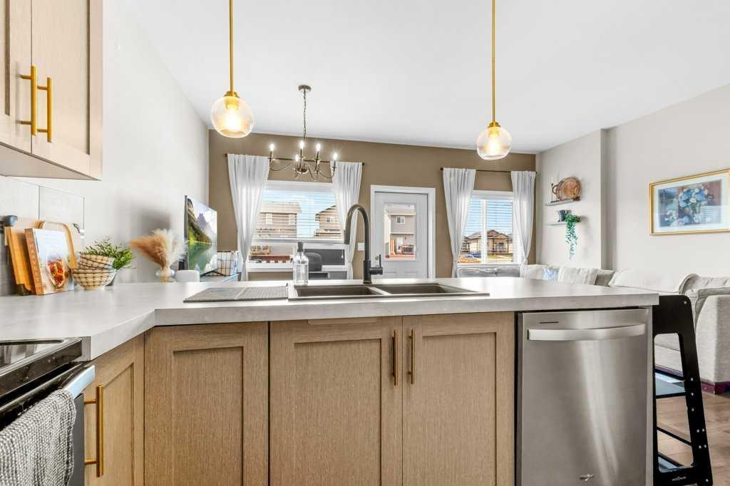 125 Henderson Crescent, Penhold, AB - Indoor Photo Showing Kitchen With Double Sink