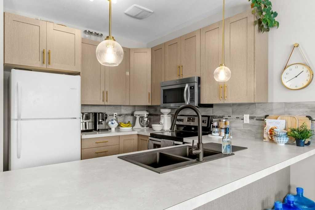 125 Henderson Crescent, Penhold, AB - Indoor Photo Showing Kitchen With Double Sink