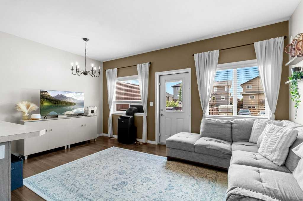 125 Henderson Crescent, Penhold, AB - Indoor Photo Showing Living Room