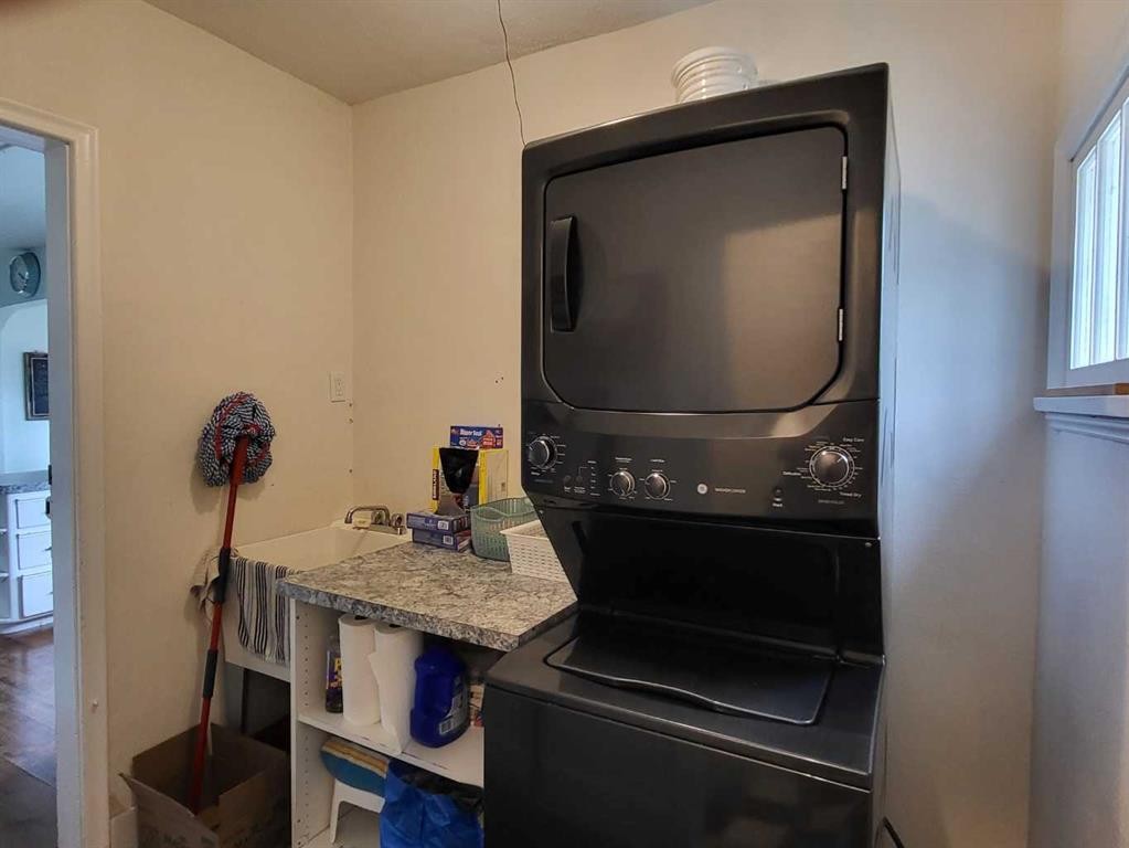 5105 Windsor Avenue, Coronation, AB - Indoor Photo Showing Laundry Room