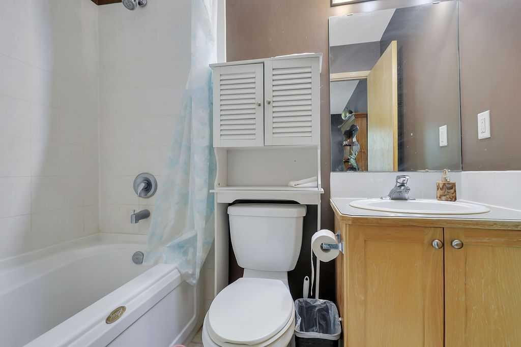 49 Abel Close, Red Deer, AB - Indoor Photo Showing Bathroom