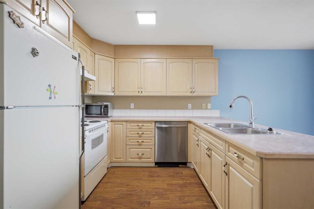 4808 Landsdown Avenue, Blackfalds, AB - Indoor Photo Showing Kitchen With Double Sink