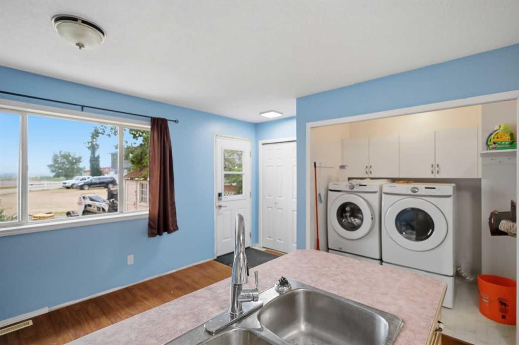 4808 Landsdown Avenue, Blackfalds, AB - Indoor Photo Showing Laundry Room
