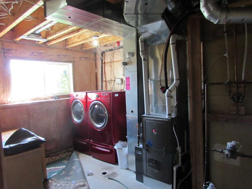 5204 Landsdowne Avenue, Blackfalds, AB - Indoor Photo Showing Laundry Room