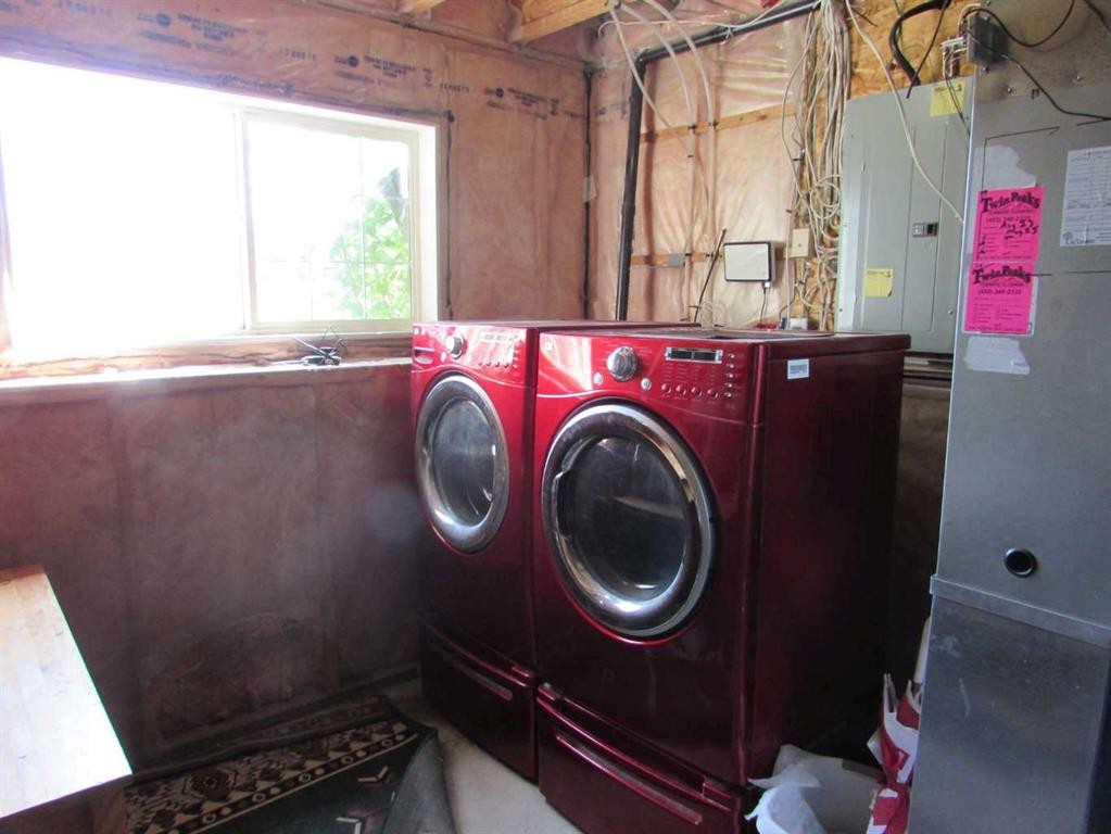 5204 Landsdowne Avenue, Blackfalds, AB - Indoor Photo Showing Laundry Room
