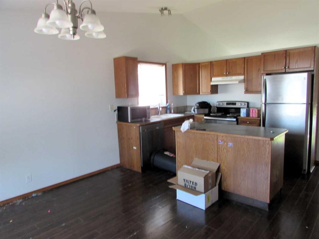 5204 Landsdowne Avenue, Blackfalds, AB - Indoor Photo Showing Kitchen