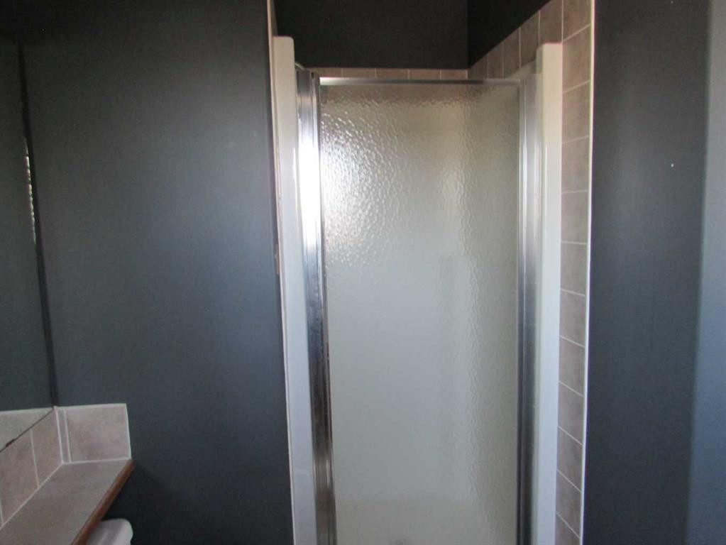 5204 Landsdowne Avenue, Blackfalds, AB - Indoor Photo Showing Bathroom
