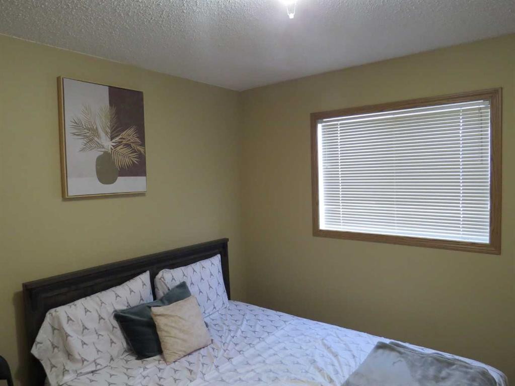 595-100 Jordan Parkway, Red Deer, AB - Indoor Photo Showing Bedroom
