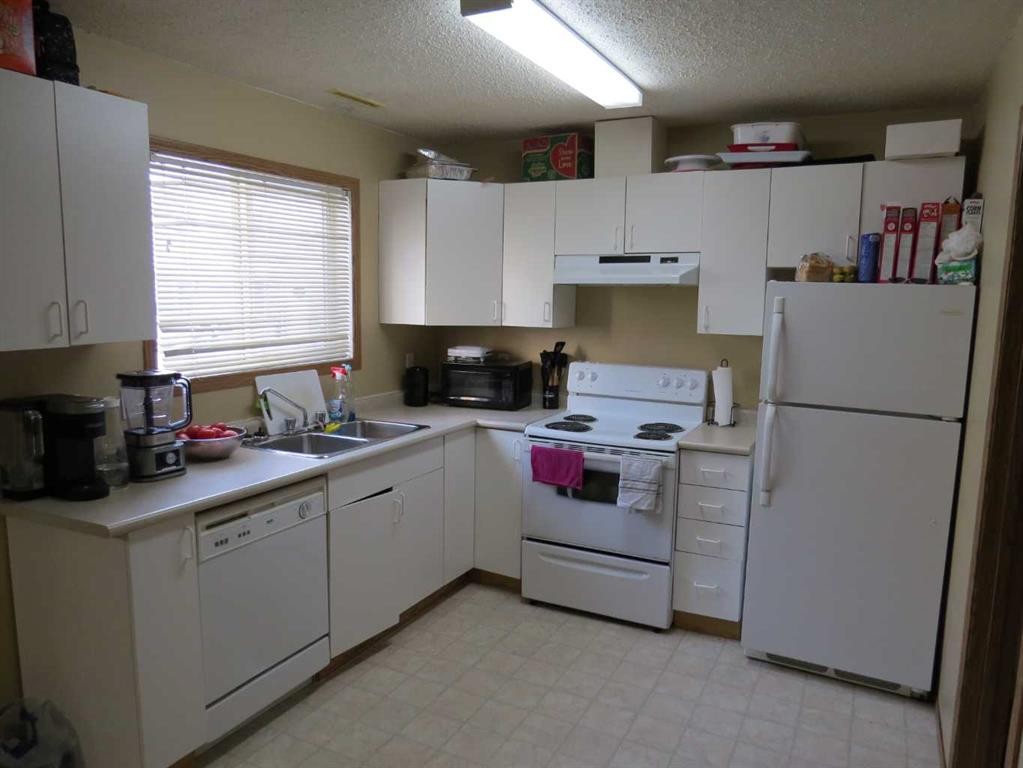 595-100 Jordan Parkway, Red Deer, AB - Indoor Photo Showing Kitchen With Double Sink